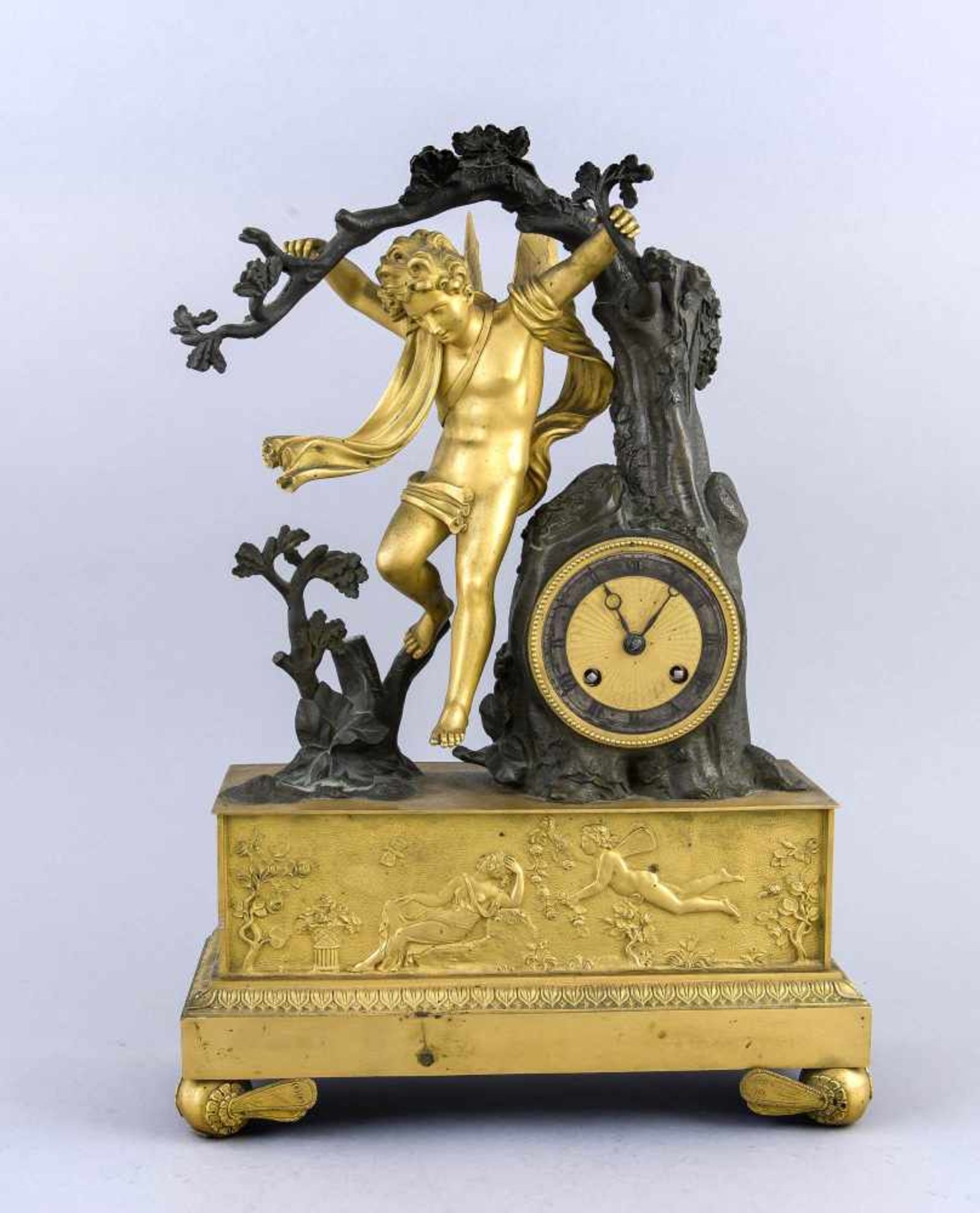 Empire Figuren-Pendule, Frankreich, Anf. 19. Jh., braun patinierter u. tlw. feuervergoldeter