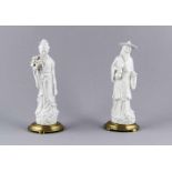 Paar chinesische Weißporzellan-Figuren, 20. Jh. Figurenpaar, Mann mit Hut und Doppelkürbisvase, Dame