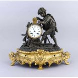 Historisierende Kamin-Uhr im Stil des Rokokos, Ende 19. Jh., vergoldete u. braun patinierter