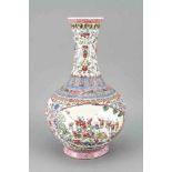 Vase, China, w. Republik, (1912-1949), polychromer Dekor in Emaillefarben, vielfigurige Szenen in