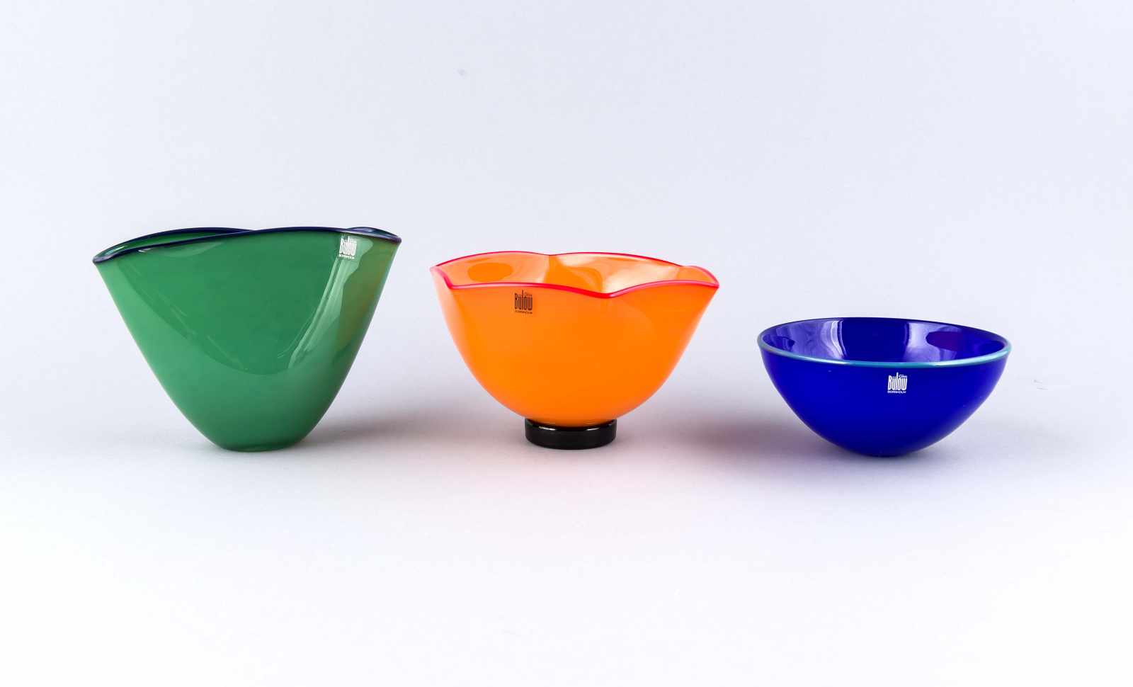 1 Vase und 2 Schalen, Bülow Glas, Bornholm, 1990er Jahre. Blaues, grünes und orangenes Glas, die
