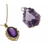 Amethyst-Anhänger GG 333/000 mit je einem fac. Amethyst, L. 31 und 26 mm, an einer Kette GG 585/000,