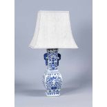 Blau-Weiße Vase als Tischlampe montiert, China, frühes 20. Jh., 1-flg., elektr., Porzellan,