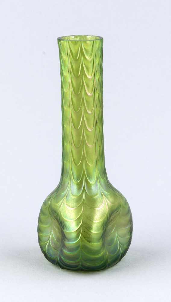 Vase, Böhmen, um 1900/10. Grünes Glas, violett-blau irisierend. Gerdückte Dreiecksform. Umlaufend in