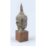 Buddha Kopf im Sukhothai Stil, Thailand, 19. Jh., Bronze, montiert auf einen Holzsockel, H. 22,5 cm