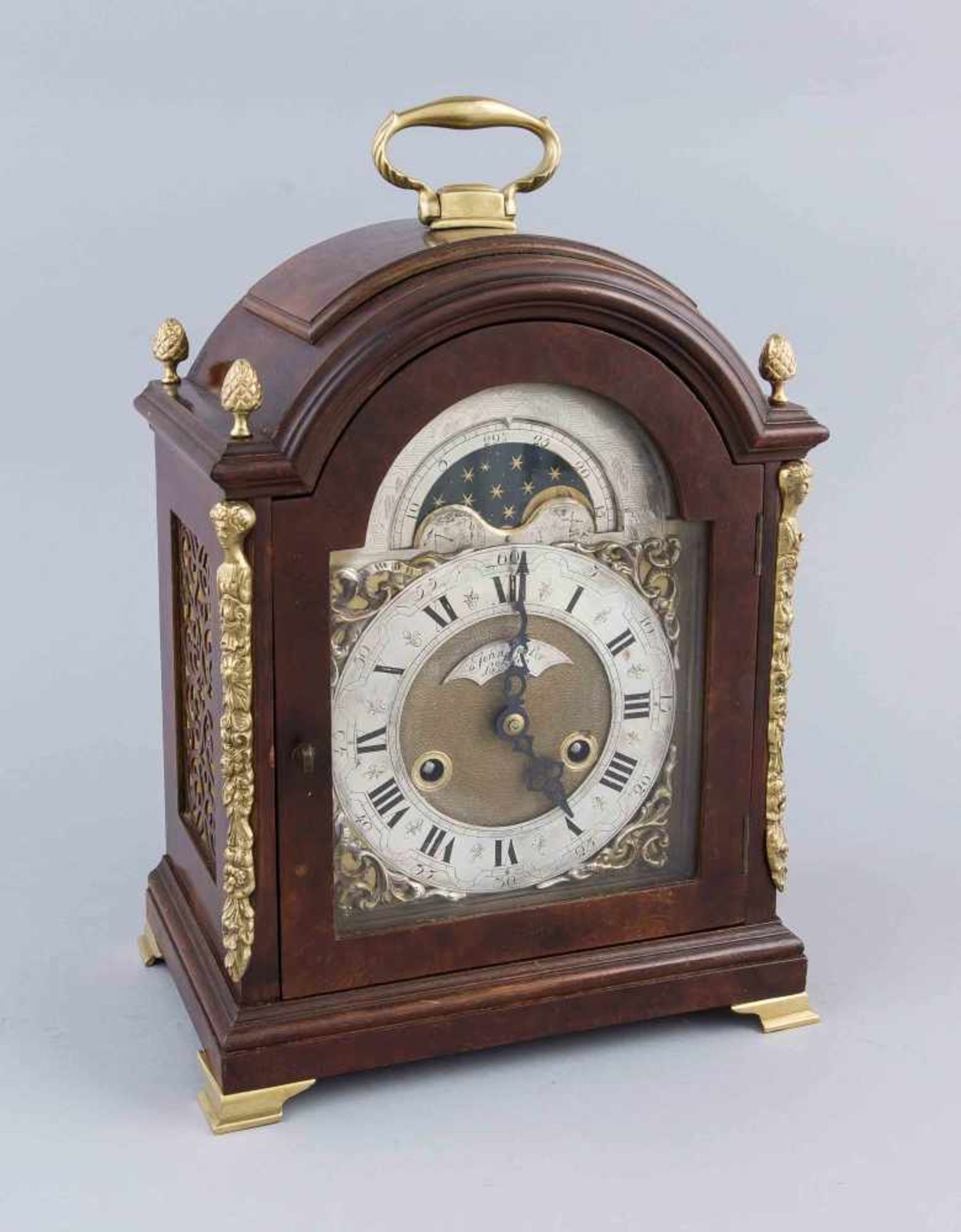 Stockuhr sog. Bracket clock, England, Mitte 20. Jh., Mahagoniholzgehäuse mit seitl. ausgesägten