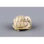 Netsuke, Japan, Meiji Periode (1868-1912), Elfenbein, geschwärzt, vollplastische Schnitzerei einer