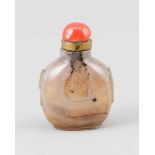 Snuffbottle, China, späte Qing Dyn. (1644-1911), Achat, Koralle, Messing, abgeflachter, bauchiger