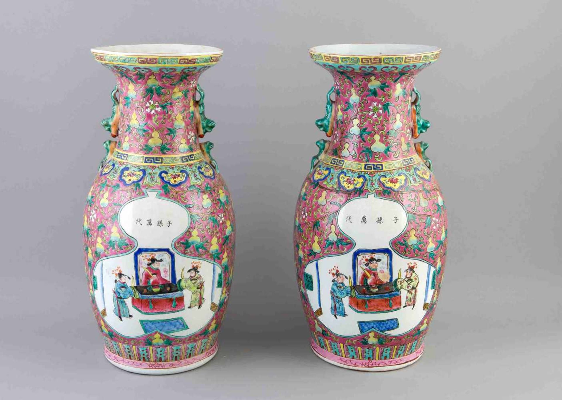 Paar Famille Rose Vasen, China, 19. Jh., Porzellan mit polychromer Emaillebemalung, gedrungene