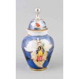 Deckelvase, China, 1. H. 20. Jh., Porzellan, unterglasurblauer Fond, polychrom und Gold bemalt,