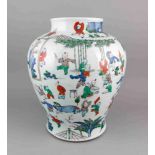 Wucai Vase, Qing Dynastie (1644-1911), Porzellan mit unterglasurblauer und polychromer