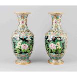 Paar Cloisonné Vasen, China, 1. H. 20. Jh., Kupferkorpus, vergoldet, polychromer Emailledekor,