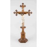 Kruzifix, spätes 19. Jh., Holz geschnitzt, polychrom gefasst, Corpus Christi im Viernageltypus,