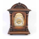 Bracket-Clock mit Westminsterschlag, Ende 19. Jh., Nussbaumholzgehäuse mit zeittypischem Schnitz-
