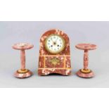 Art déco Kamin-Uhrengarnitur, 3-tlg., um 1920, roséfarbener Marmor mit zeittypischer Applikation,