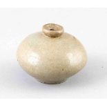 Kleine Vase, China, späte Ming Dyn./frühe Qing Dyn. (17. Jh.), Keramik, hellgrüne Seladonglasur,