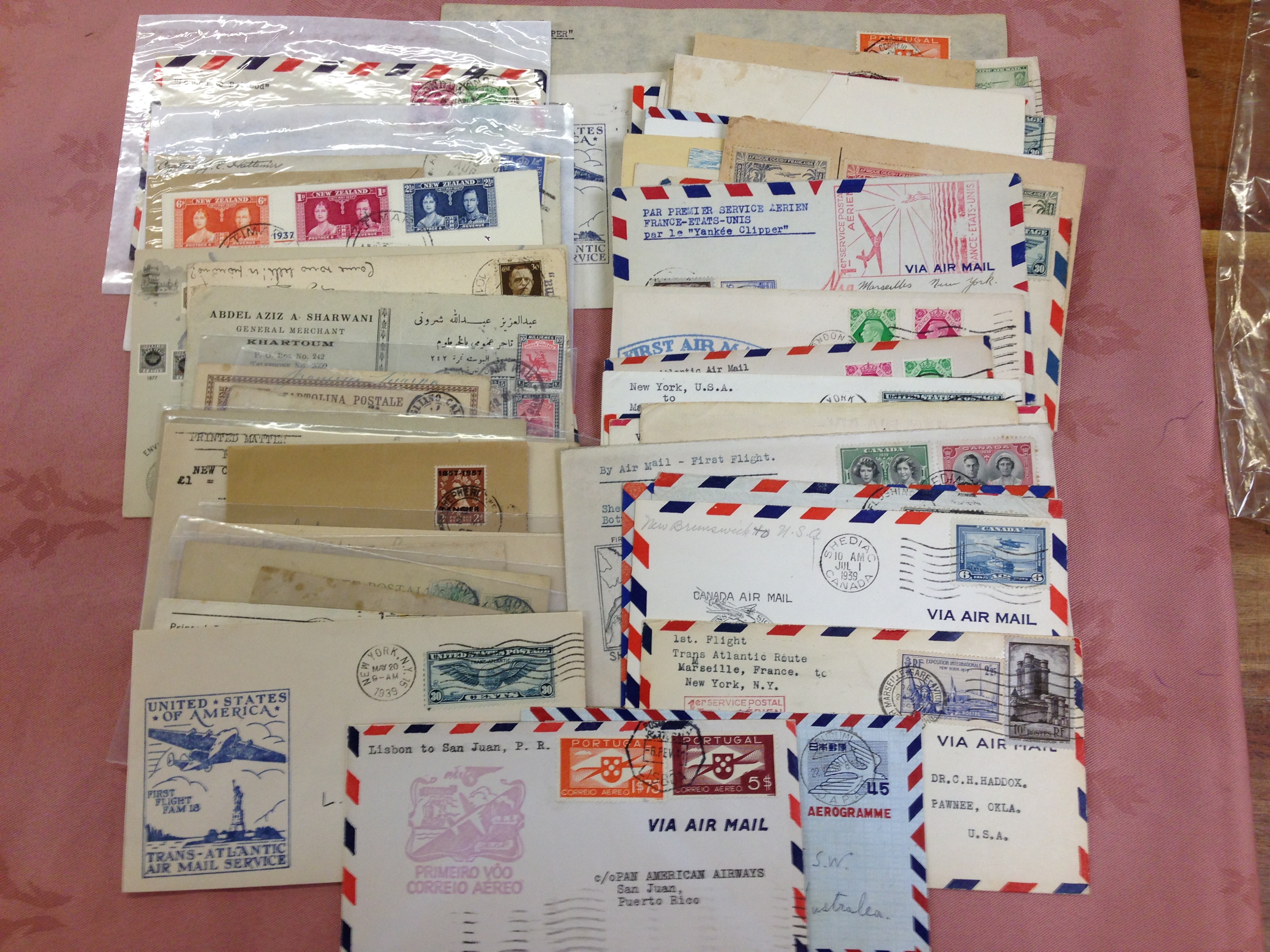 PACKET OF COVERS AND CARDS INCLUDING TRANSATLANTIC AIRMAILS, STATIONERY ETC.