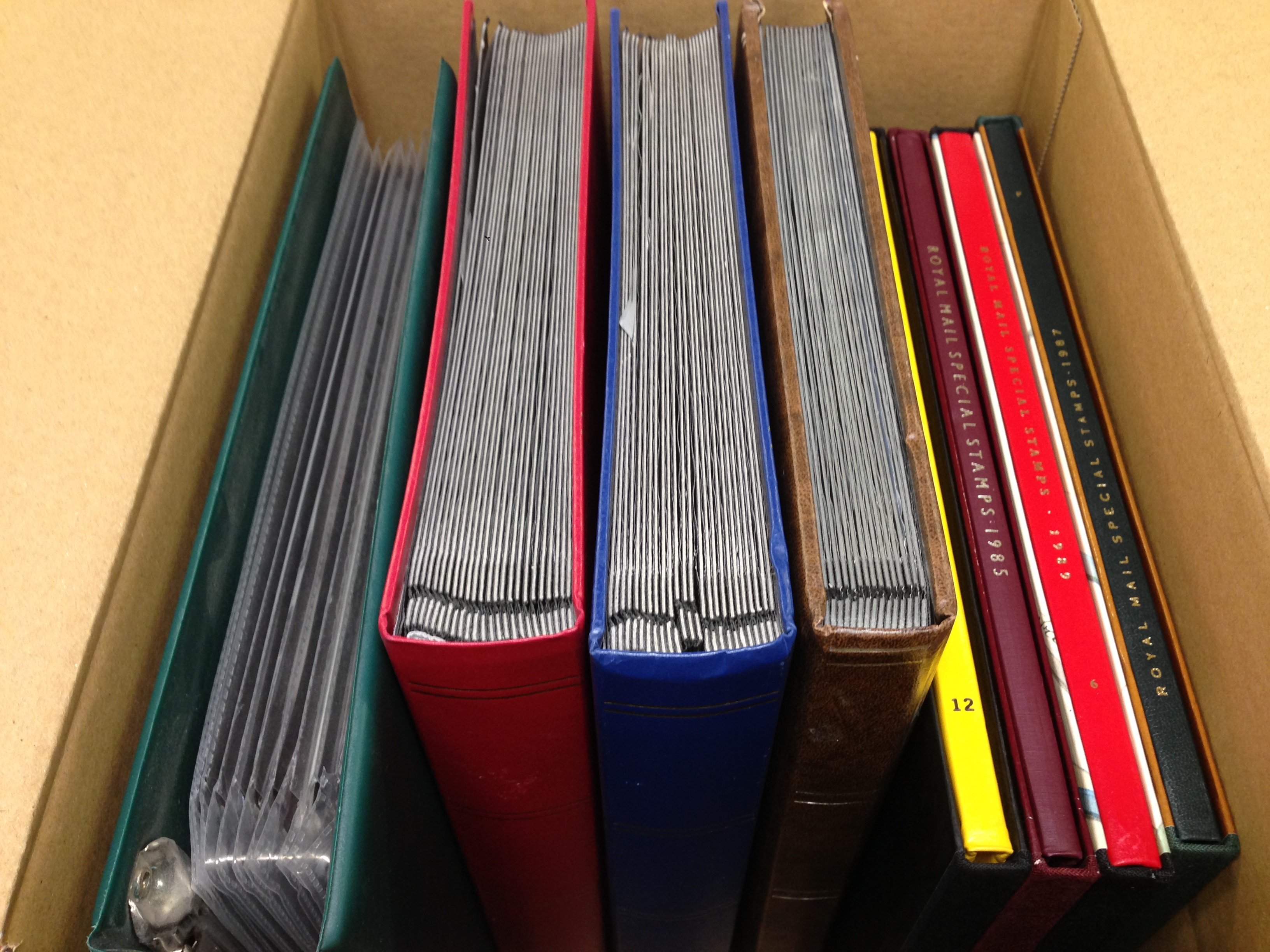 GB: BOX WITH ALBUM OF PRESENTATION PACKS, ALL REIGNS IN THREE STOCKBOOKS, YEAR BOOKS (4), MACHINS,