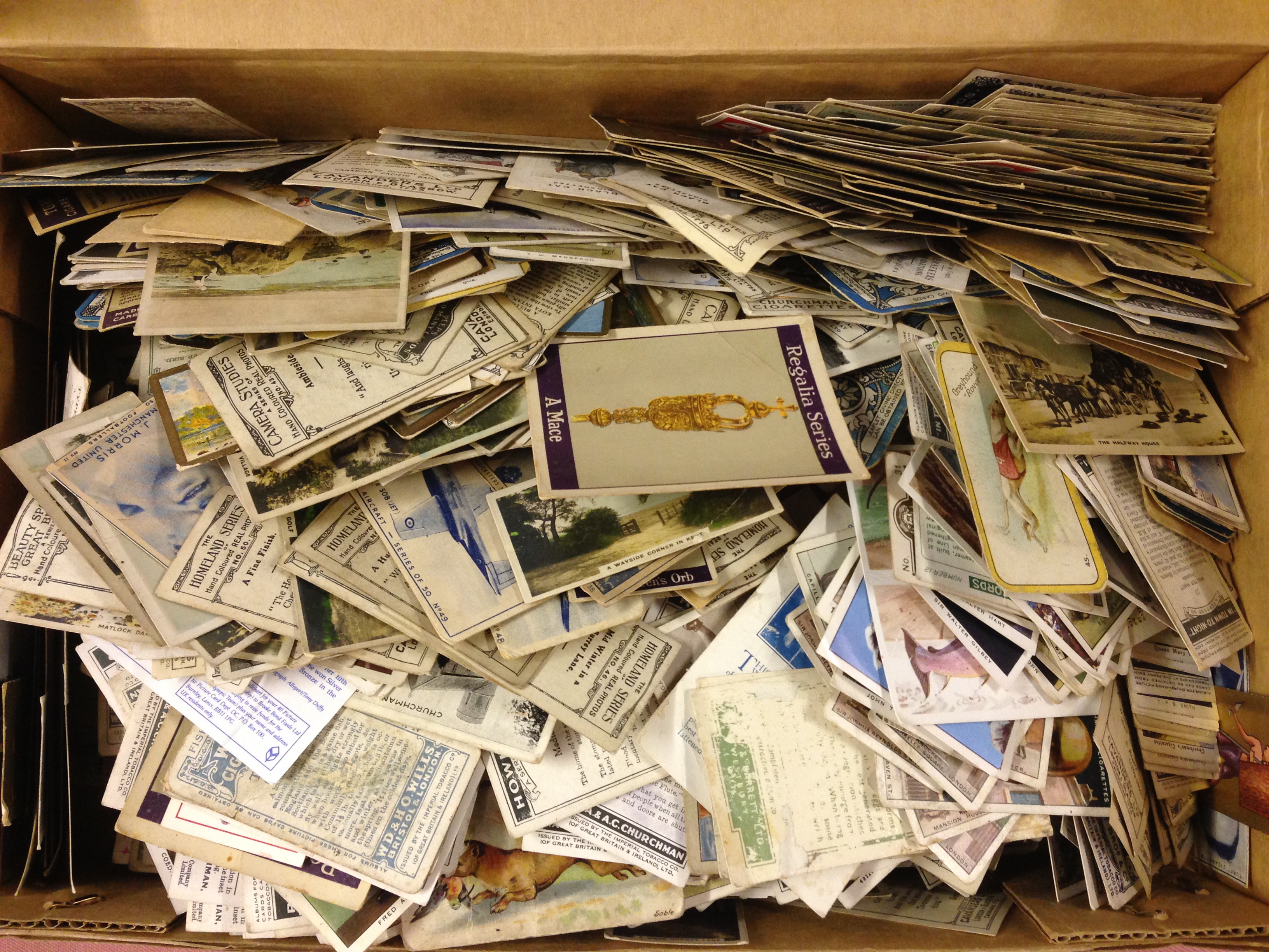 BOX OF LOOSE CIGARETTE CARDS,