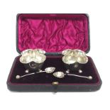 A CASED SET OF 2 SILVER SALTS COMPLETE WITH THE SPOONS, LONDON 1894.