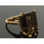 A SMOKY QUARTZ RING