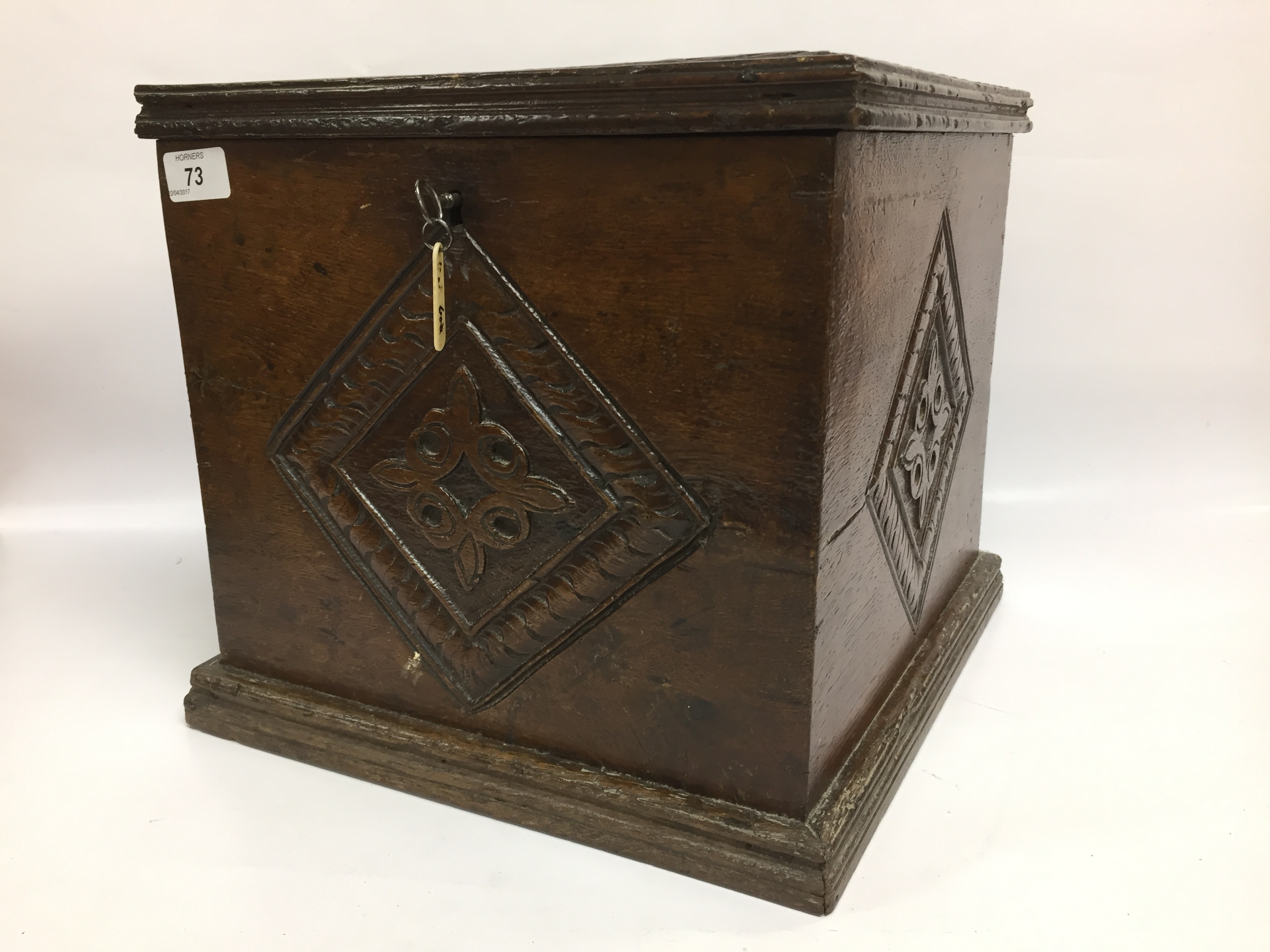 AN OAK SILVER CABINET WITH CARVED DETAIL - Image 2 of 3