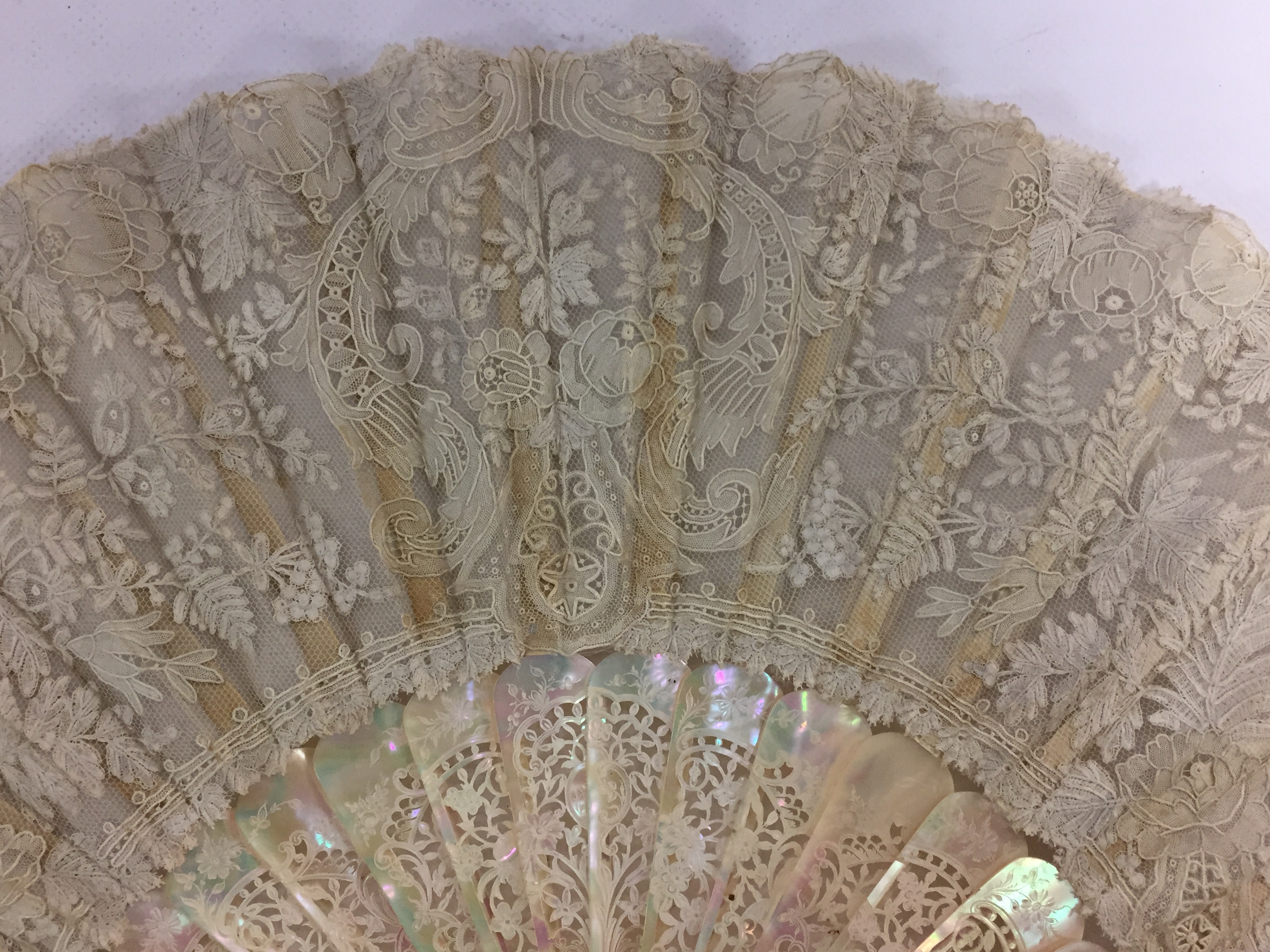 A C19TH FRENCH MOTHER OF PEARL AND SATIN FAN WITH LACE , PRESENTED IN CARDBOARD BOX, - Image 2 of 3