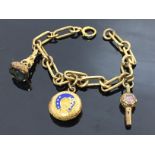 A GOLD BRACELET, PROBABLY 9CT, WITH A BLOODSTONE ARMORIAL FOB,