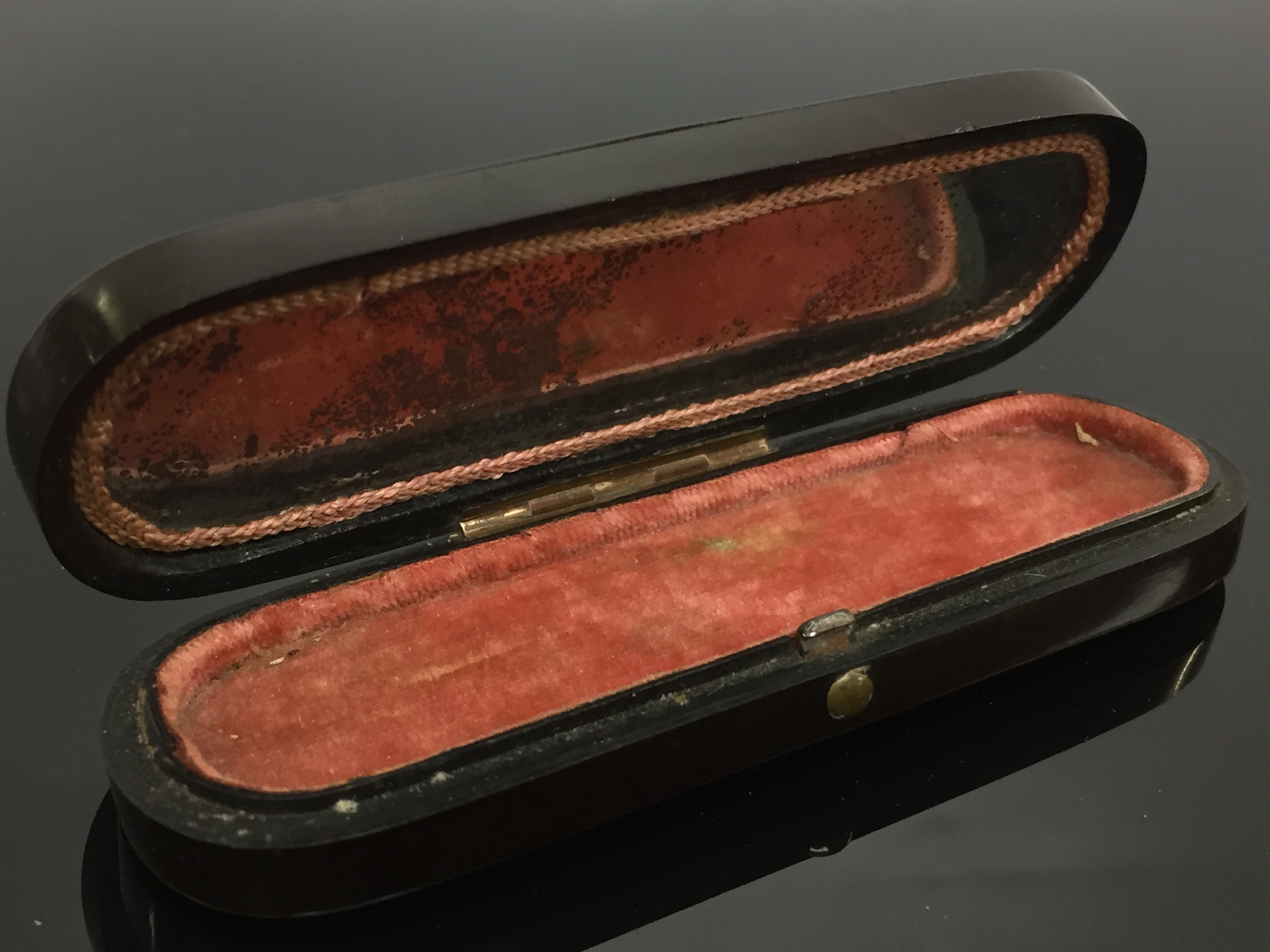 A GEORGIAN TORTOISESHELL PATCH BOX INLAID WITH GOLD CARTOUCHE, - Image 2 of 3