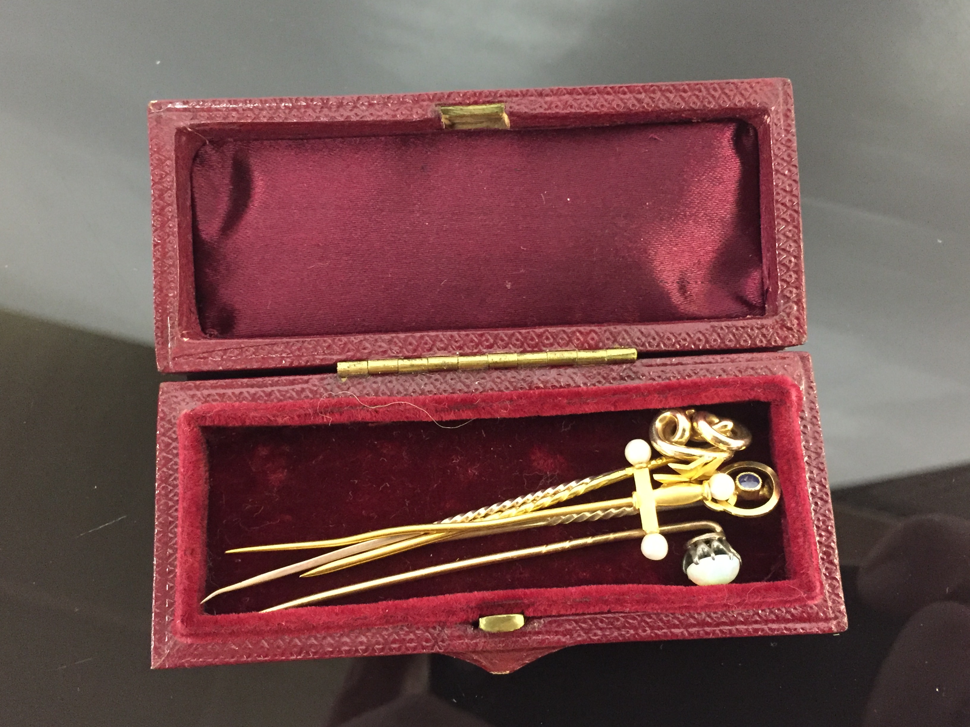 5 GOLD TIE PINS - A KNOT PIN , A SAPPHIRE STUD PIN , A GOLD SWORD AND PEARL TIPPED PIN, - Image 3 of 3