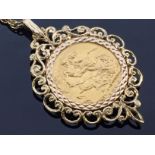 AN EDWARDIAN SOVEREIGN 1906 IN GOLD MOUNT ON GOLD CHAIN