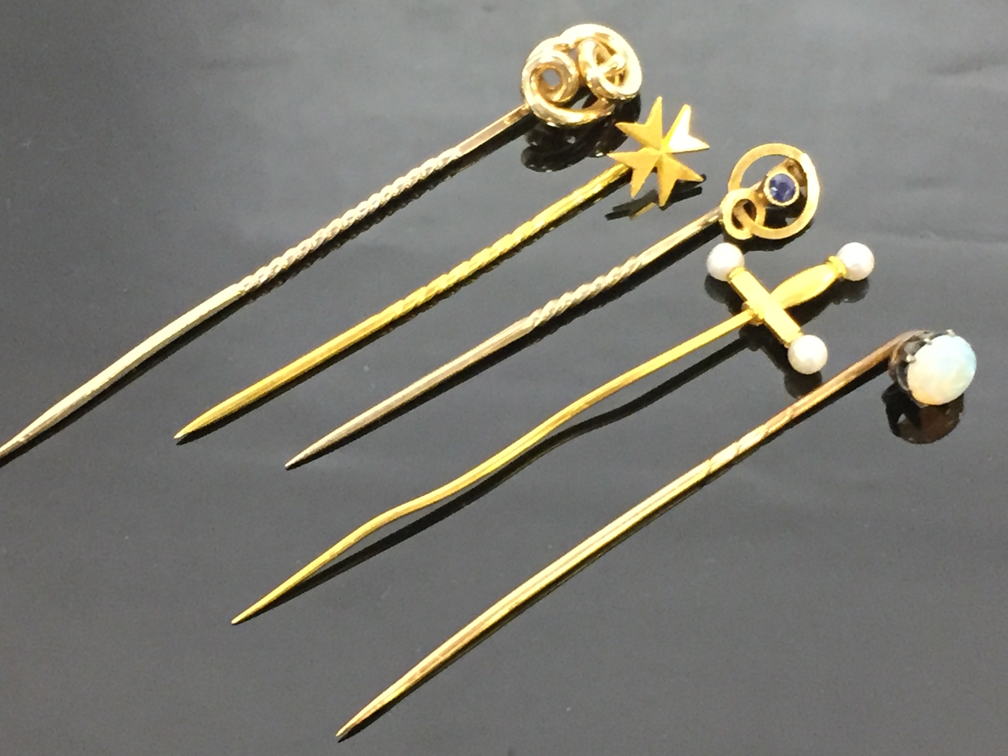 5 GOLD TIE PINS - A KNOT PIN , A SAPPHIRE STUD PIN , A GOLD SWORD AND PEARL TIPPED PIN, - Image 2 of 3