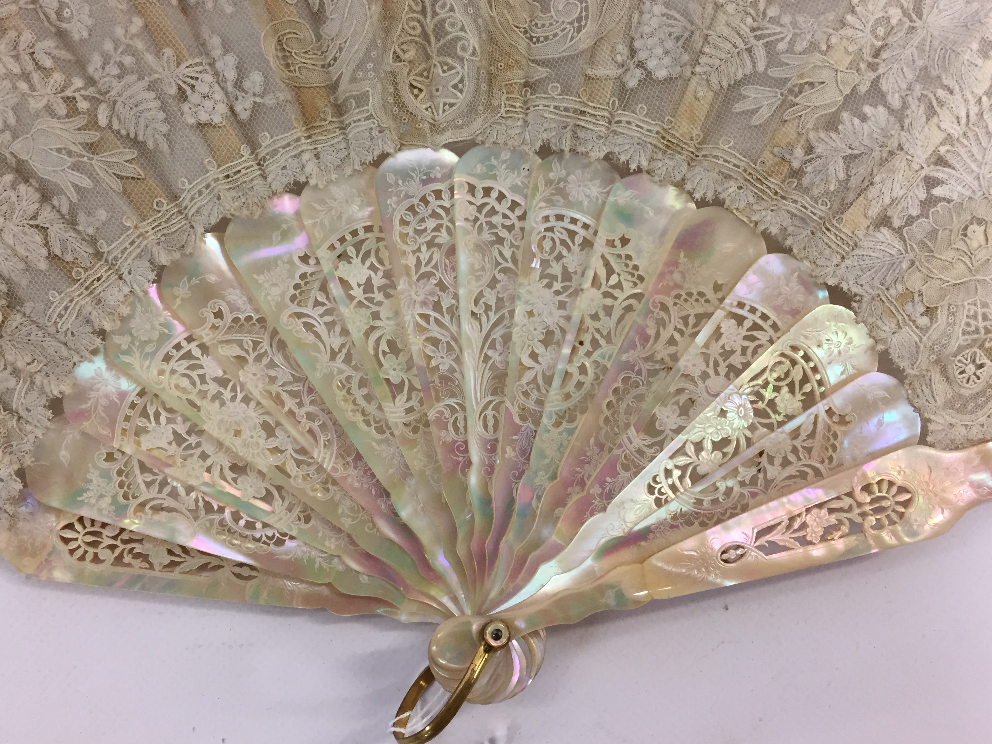 A C19TH FRENCH MOTHER OF PEARL AND SATIN FAN WITH LACE , PRESENTED IN CARDBOARD BOX, - Image 3 of 3