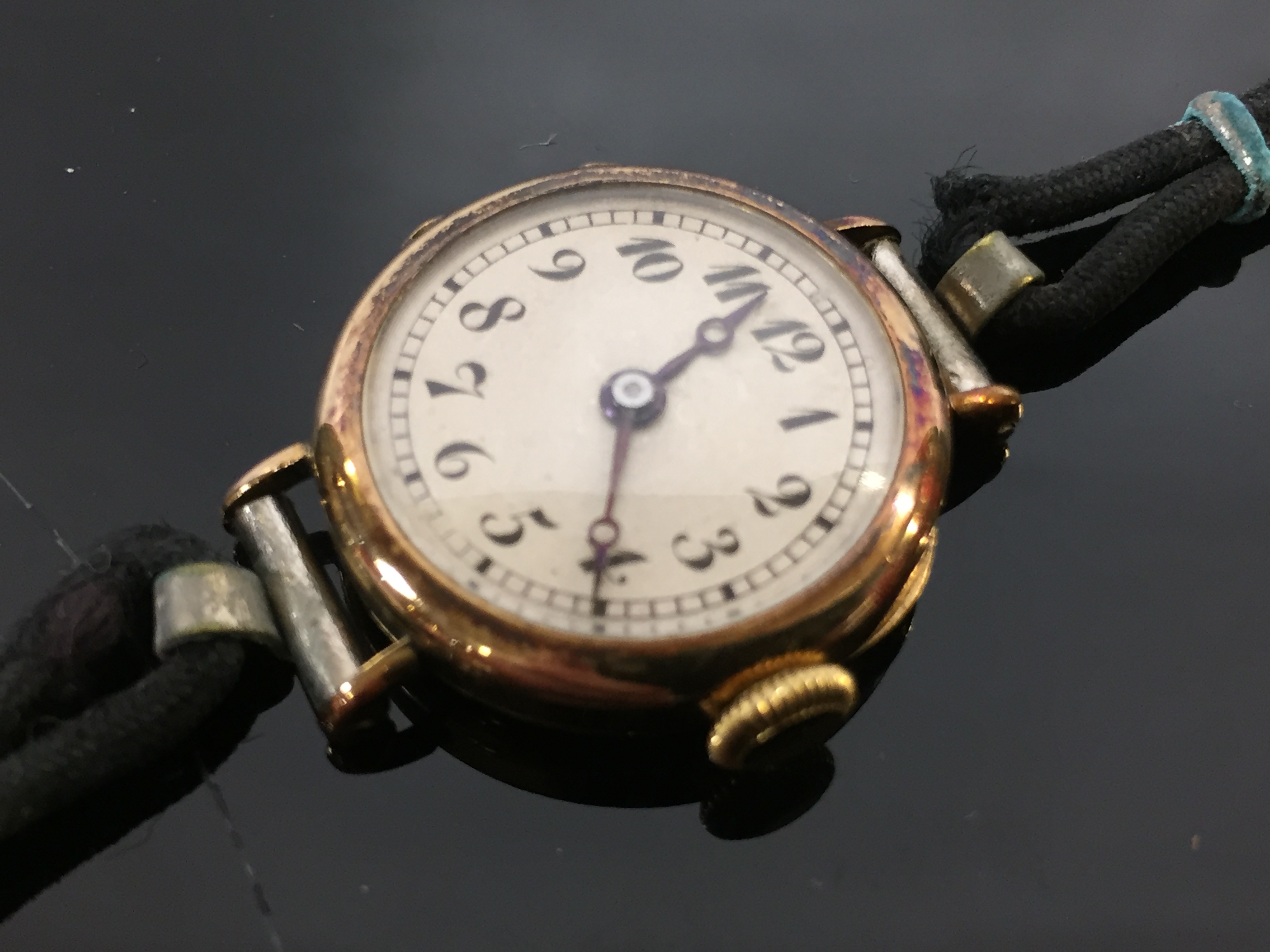 AN 18CT GOLD LADIES WRIST WATCH WITH MANUAL WINDING MOVEMENT CIRCA 1911. - Image 2 of 3