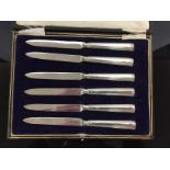 A SET OF 6 SILVER HANDLED TEA KNIVES WITH BEADED HANDLES BIRMINGHAM 1906 IN FITTED CASE