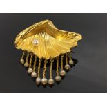 A LUIGI PALLOTTI VENICE GOLD SHELL BROOCH MOUNTED WITH PEARL WITH FURTHER SUSPENDED PEARLS ON