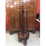 AN EARLY 20TH CENTURY MAHOGANY CUE STAND EN-SUITE WITH LOT 423,