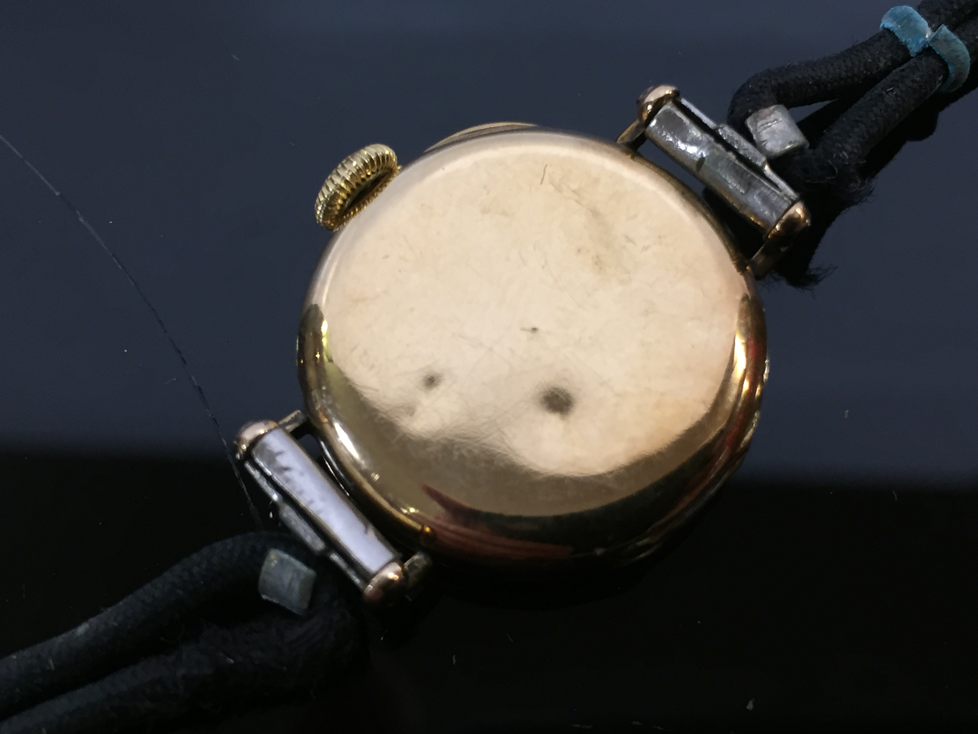 AN 18CT GOLD LADIES WRIST WATCH WITH MANUAL WINDING MOVEMENT CIRCA 1911. - Image 3 of 3