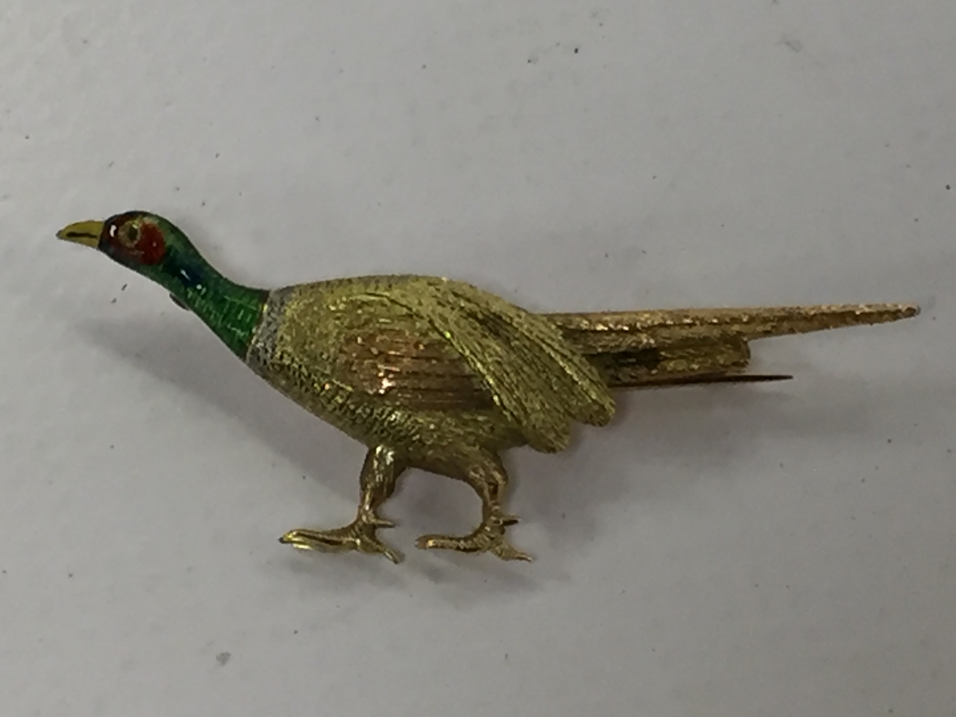 A 15CT GOLD AND ENAMEL PHEASANT BROOCH.