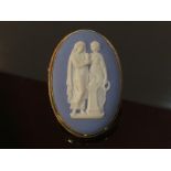 A WEDGWOOD BLUE PORCELAIN CAMEO PENDANT IN A 9CT ROSE GOLD MOUNT