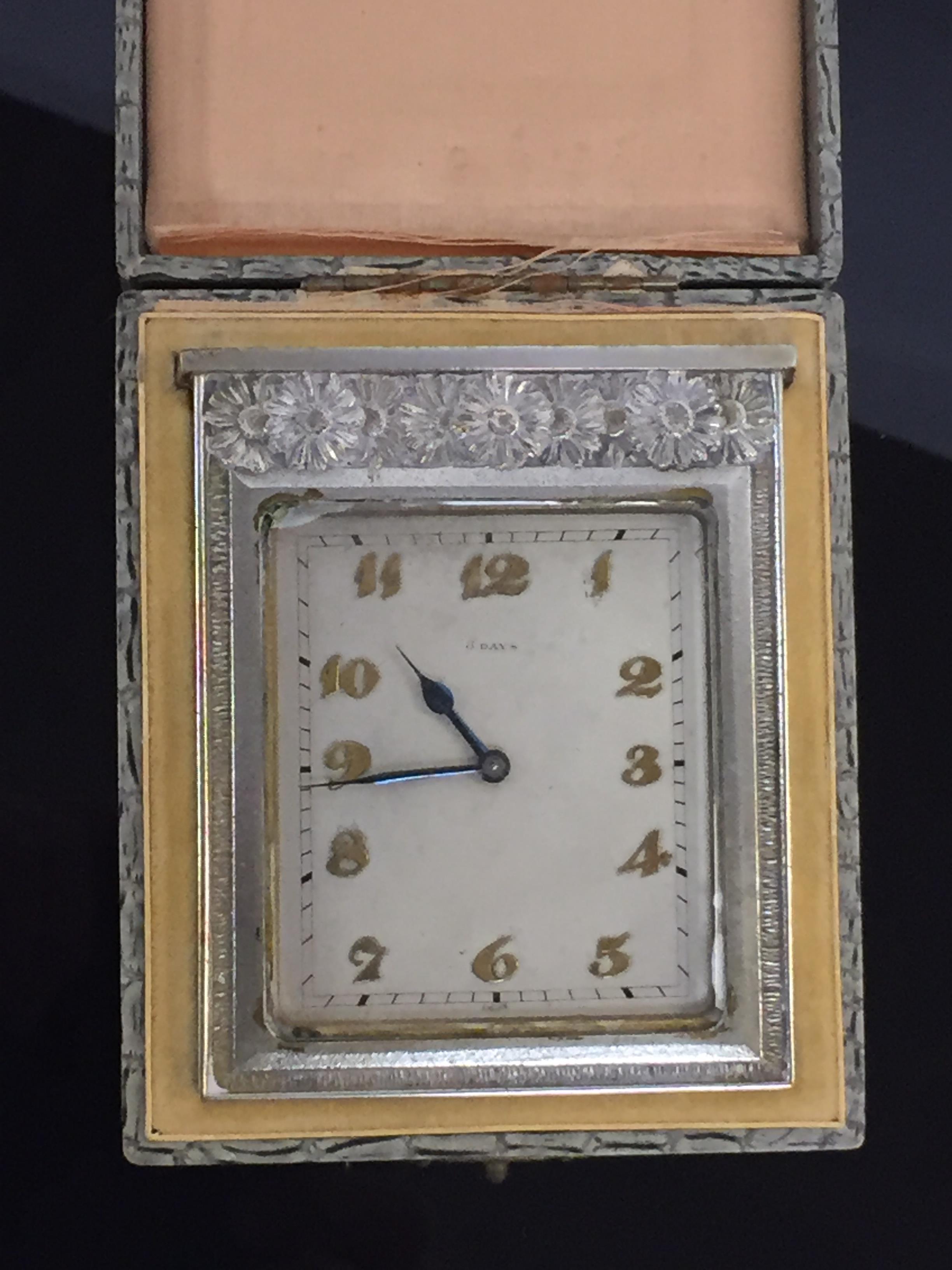A SWISS WHITE METAL SQUARE DESK CLOCK IN ART DECO STYLE, FLORAL DECORATION TO TOP BORDER. - Image 4 of 4