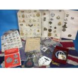 A COLLECTION OF MILITARY BADGES AND BUTTONS TO INCLUDE SHOULDER TITLES, CLOTH BADGES, CAP BADGES,