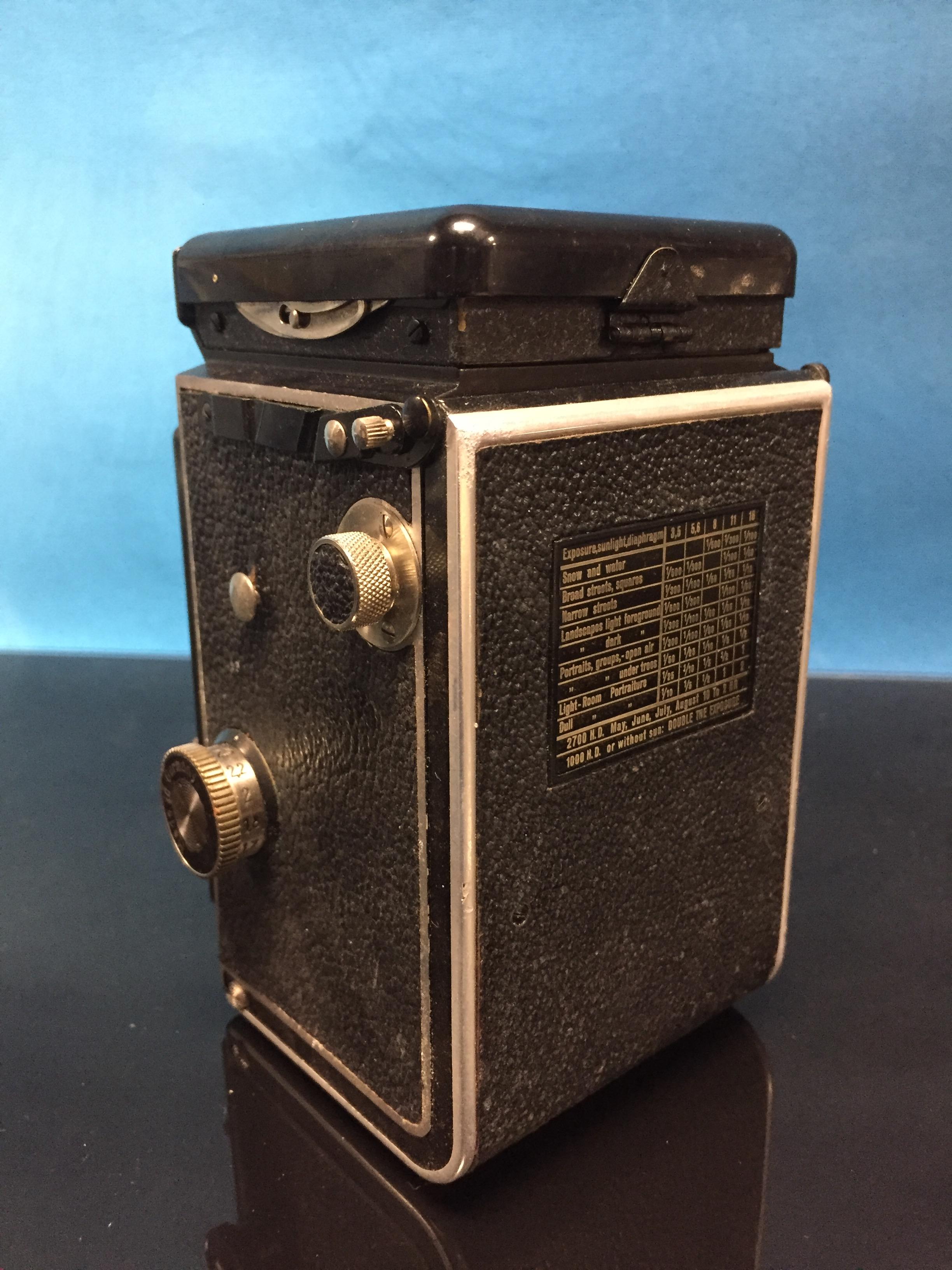 VINTAGE ROLLEIFLEX BOX CAMERA IN LEATHER CASE. NO. - Image 5 of 6