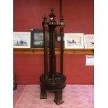 AN EARLY 20TH CENTURY MAHOGANY CUE STAND EN-SUITE WITH LOT 423,