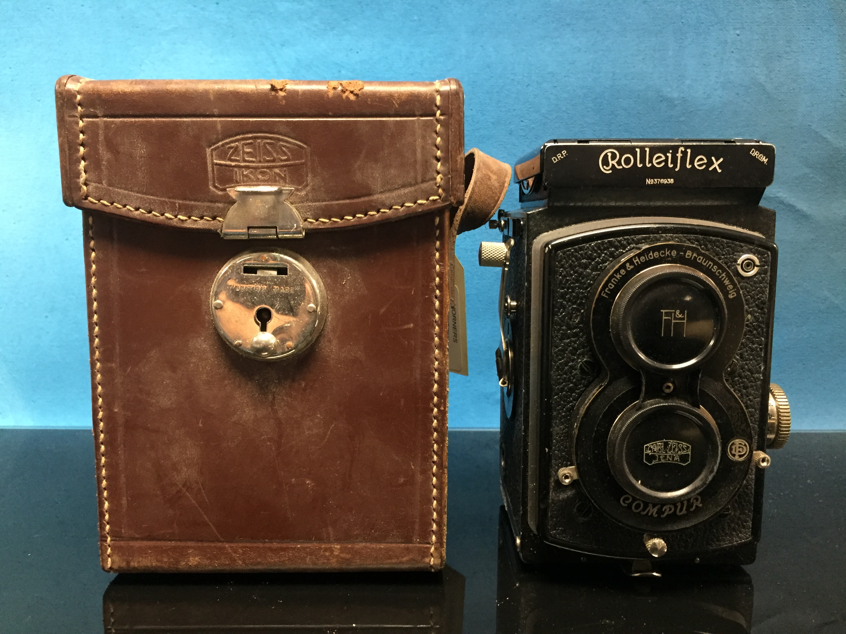 VINTAGE ROLLEIFLEX BOX CAMERA IN LEATHER CASE. NO. - Image 2 of 6