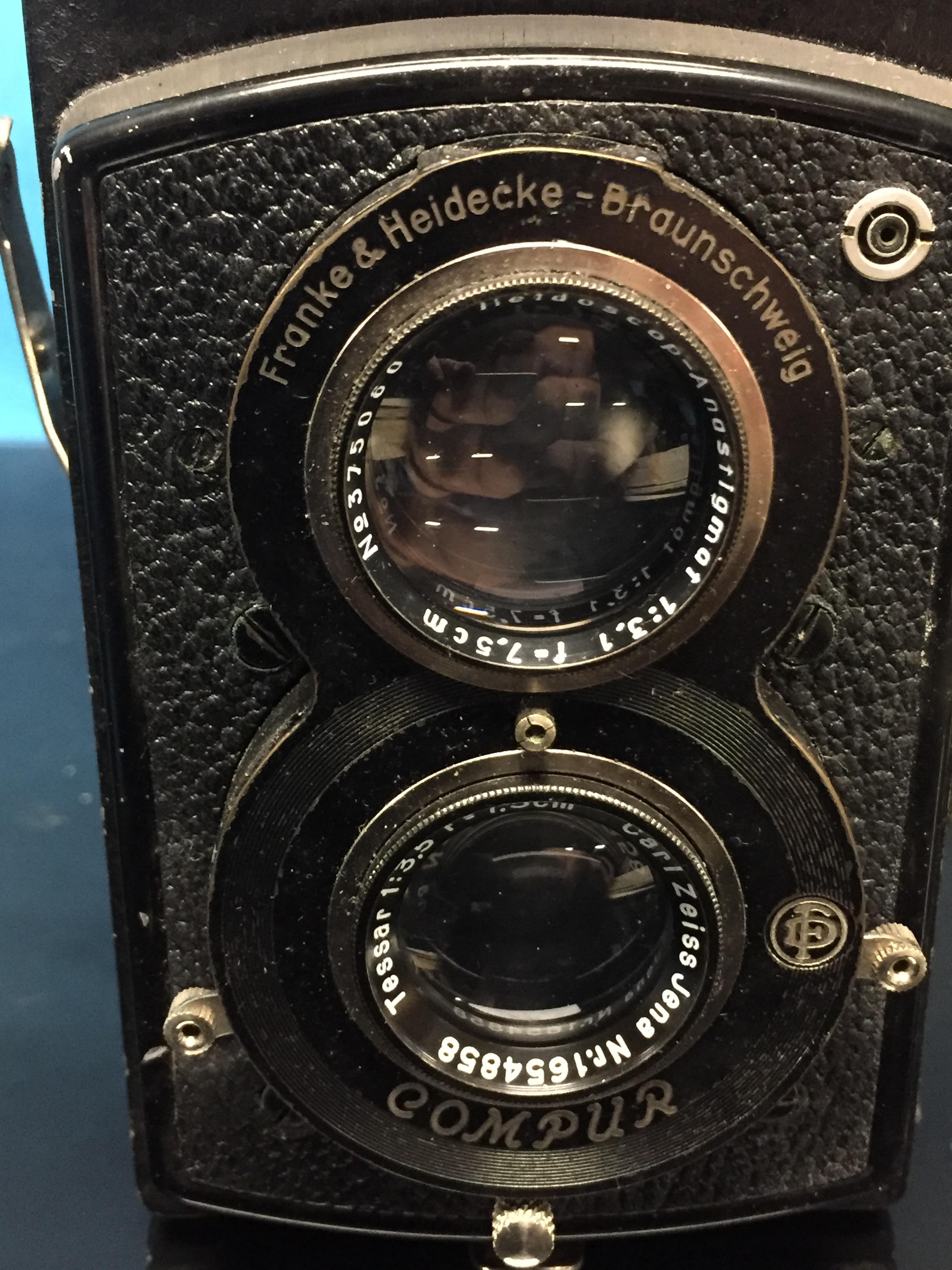 VINTAGE ROLLEIFLEX BOX CAMERA IN LEATHER CASE. NO. - Image 6 of 6