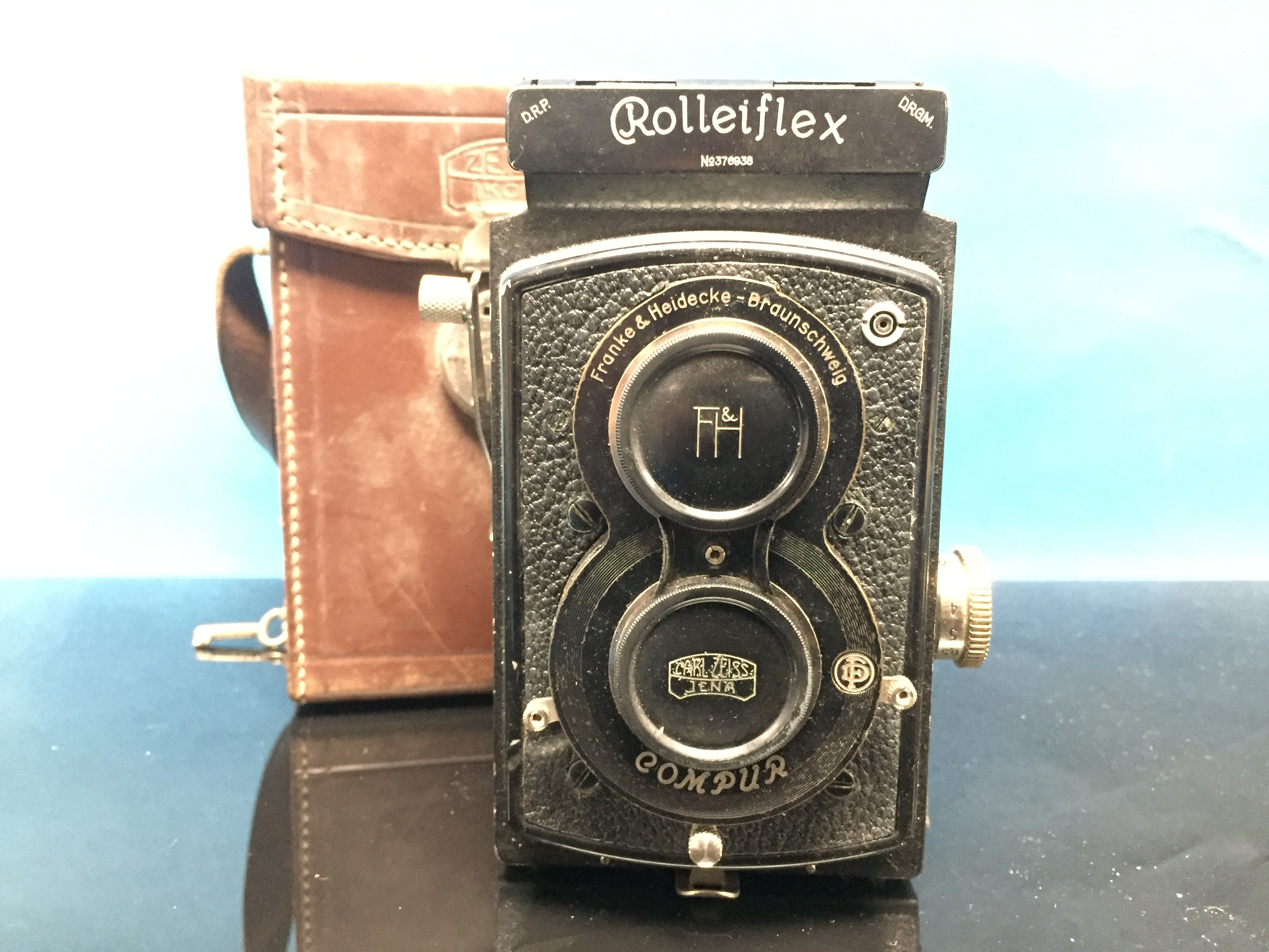 VINTAGE ROLLEIFLEX BOX CAMERA IN LEATHER CASE. NO.