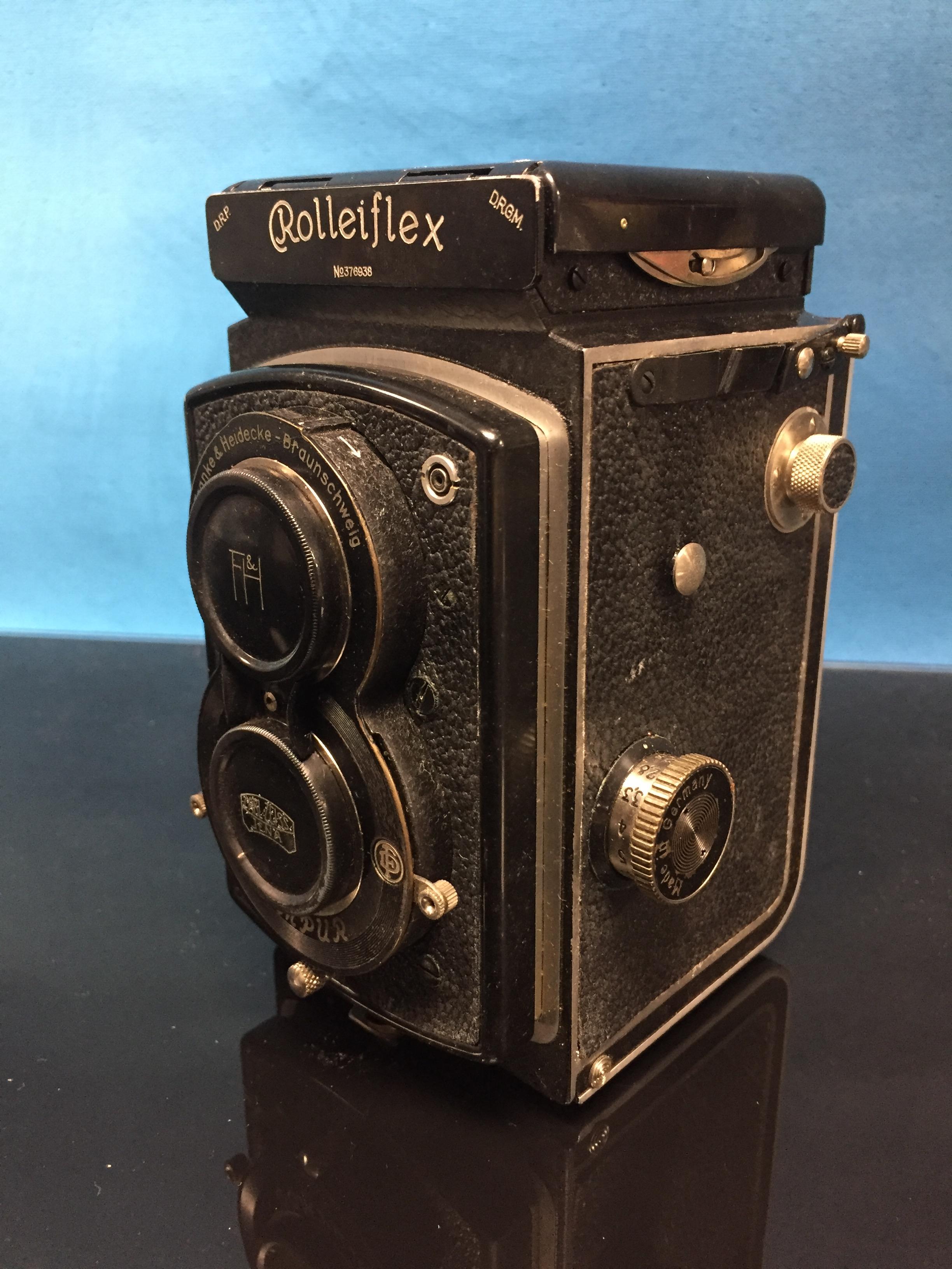 VINTAGE ROLLEIFLEX BOX CAMERA IN LEATHER CASE. NO. - Image 4 of 6