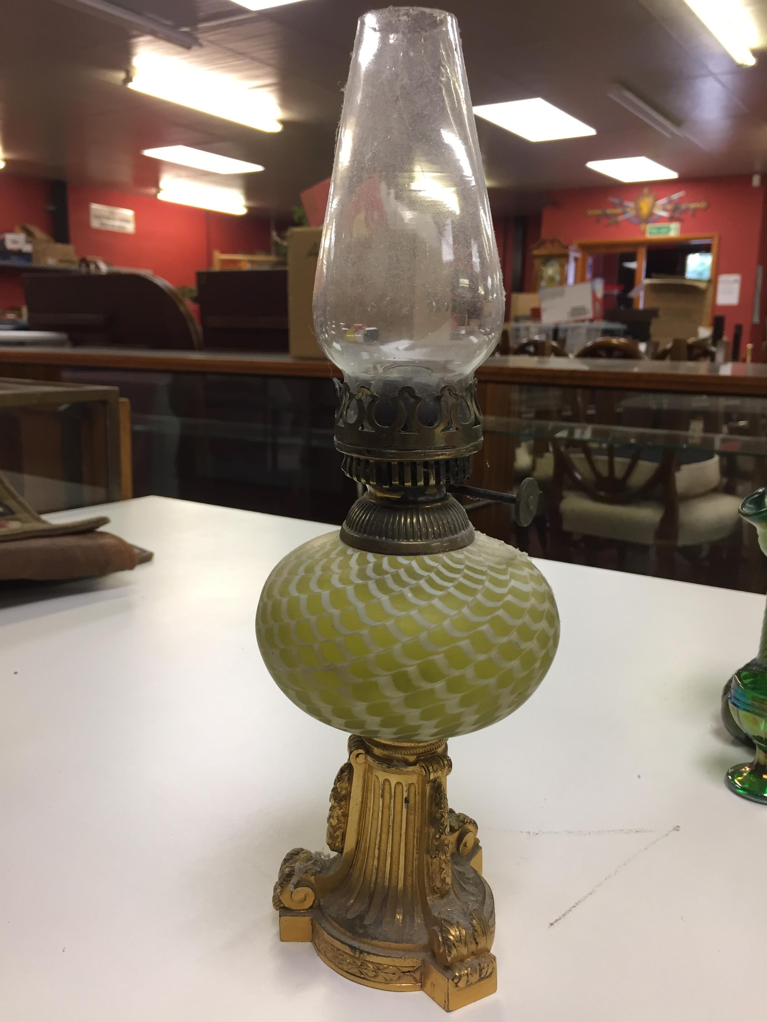 VICTORIAN SMALL FORM GILT OIL LAMP WITH GREEN GLASS FONT AND ART GLASS VASE BEARING LUNDBERRY - Image 3 of 3