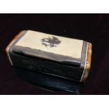 AN ANTIQUE HORN AND TORTOISESHELL SNUFF BOX